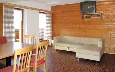 Gasthof Almluft 604.4: Zimmer, Möbel, Eigentum, Fussboden, Interior Design, Gebäude, Wand, Wohnzimmer, Tabelle, Haus
