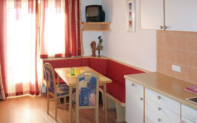 Gasthof Almluft 604.5: Zimmer, Eigentum, Möbel, Fussboden, Gebäude, Küche, Cabinetry, Haus, Countertop, Interior Design