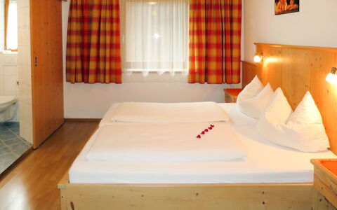 Zell am Ziller 615: Bett, Schlafzimmer, Zimmer, Möbel, Matratze, Eigentum, Bettrahmen, Interior Design, Bettdecke, Fussboden