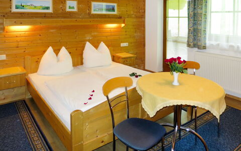 Landhaus Heim: Zimmer, Möbel, Eigentum, Interior Design, Gebäude, Tabelle, Suite, Bett, Schlafzimmer, Grundeigentum