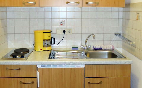 Landhaus Heim: Countertop, Cabinetry, Küche, Zimmer, Möbel, Eigentum, Schrank, Interior Design, Sinken, Major Appliance