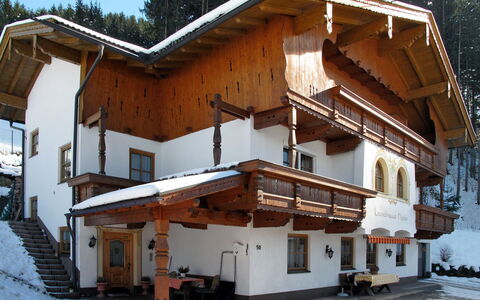 Landhaus Heim: Gebäude, Eigentum, Schnee, Fenster, Baum, Haus, Steigung, Holz, Fassade