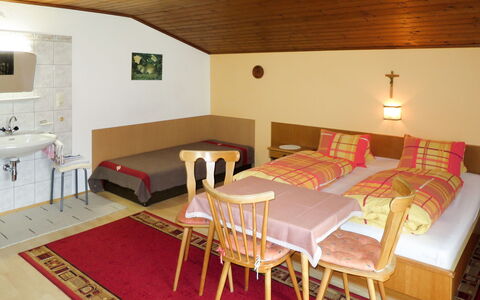Bloserhof: Zimmer, Möbel, Eigentum, Gebäude, Interior Design, Decke, Fussboden, Haus, Tabelle, Grundeigentum
