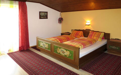 Bloserhof: Bett, Schlafzimmer, Zimmer, Möbel, Bettrahmen, Eigentum, Decke, Bettdecke, Interior Design, Bedding