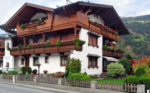 Landhaus Martin: Haus, Gebäude, Eigentum, Die Architektur, Grundeigentum, Zuhause, Wohngebiet, \Stadt, Balkon, Nachbarschaft