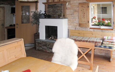 Zell am Ziller 630: Zimmer, Eigentum, Wohnzimmer, Möbel, Feuerstelle, Kamin, Haus, Gebäude, Interior Design, Zuhause