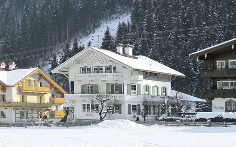 Mayrhofen 686: Schnee, Winter, Zuhause, Eigentum, Haus, Baum, Himmel, Gebäude, Einfrieren, Grundeigentum