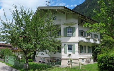 Mayrhofen 686: Haus, Eigentum, Zuhause, Gebäude, Wohngebiet, Grundeigentum, Die Architektur, Hütte, Nachbarschaft, Baum