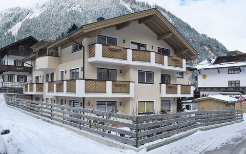 Mayrhofen 687: Himmel, Gebäude, Eigentum, Schnee, Fenster, Berg, Wolke, Haus, Steigung, Nachbarschaft