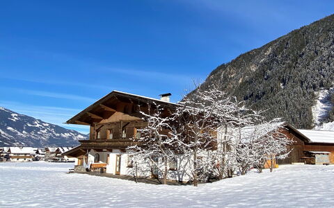 Mayrhofen 691: Himmel, Schnee, Berg, Wolke, Gebäude, Haus, Steigung, Natürliche Landschaft, Terrain, Landschaft