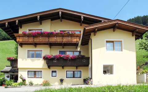 Brugger: Himmel, Pflanze, Gebäude, Eigentum, Fenster, Haus, Blume, Grundstueck, Baum, Holz