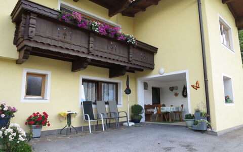 Brugger: Eigentum, Gebäude, Haus, Balkon, Grundeigentum, Hof, Die Architektur, Fassade, Pflanze, Fenster