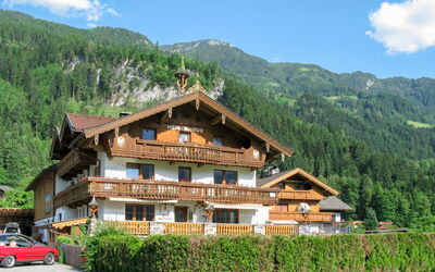 Mayrhofen 709: Wolke, Himmel, Pflanze, Berg, Gebäude, Eigentum, Auto, Rad, Grün