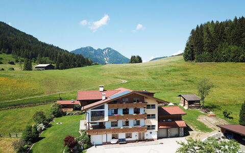 Wildschönau 663: Bergforms, Bergdorf, Berg, Natürliche Landschaft, Bergstation, Eigentum, Hochland, Gebirge, Haus, Ländliches Gebiet