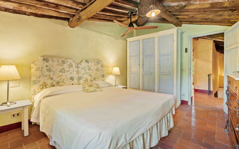 Bottino: Möbel, Wand, Interior Design, Flooring, Schlafzimmer, Bett, Fussboden, Decke, Bettdecke, Zimmer