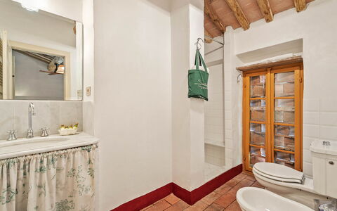 Bottino: Wand, Flooring, Armatur, Badezimmer, Interior Design, Bad Sink, Fussboden, Sinken, Decke, Installation