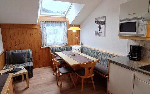 Prutz Kaunertal 658: Tabelle, Eigentum, Möbel, Cabinetry, Countertop, Bilderrahmen, Holz, Interior Design, Küche, Beleuchtung