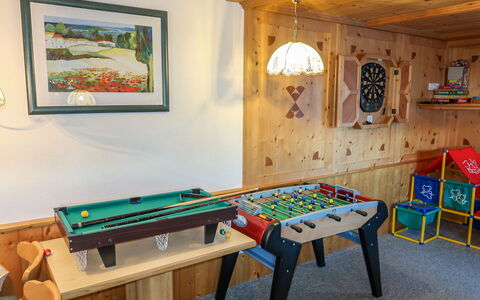 Prutz Kaunertal 658: Tabelle, Möbel, Eigentum, Erholungsraum, Gebäude, Holz, Tischtennisschläger, Interior Design, Bilderrahmen, Indoor Spiele Und Sport