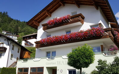Prutz Kaunertal 658: Gebäude, Blume, Pflanze, Himmel, Eigentum, Fenster, Weiss, Haus, Baum