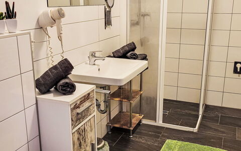 Tschiderer: Flooring, Toilleten Sitz, Fussboden, Armatur, Toilette, Interior Design, Badezimmer, Installation, Fliese, Zapfhahn