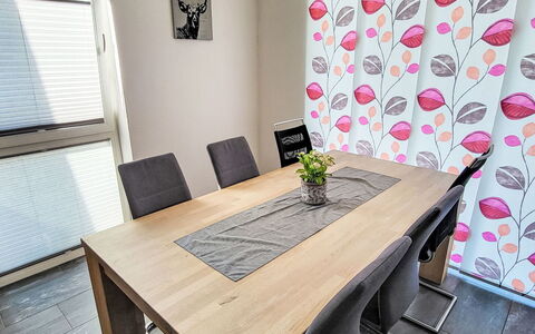 Tschiderer: Möbel, Interior Design, Flooring, Tabelle, Holz, Stuhl, Fussboden, Küche & Esszimmer Tisch, Esszimmer, Beleuchtung