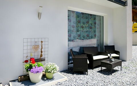 Tschiderer: Pflanze, Blume, Eigentum, Gebäude, Blumentopf, Fenster, Zimmerpflanze, Interior Design, Haus, Flooring