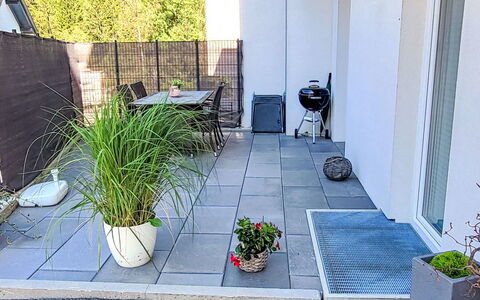 Tschiderer: Blumentopf, Flooring, Fussboden, Verbundwerkstoff, Garten, Gartenmöbel, Zimmerpflanze, Beton, Garten, Stuhl