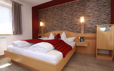 Kappl 605: Möbel, Eigentum, Gebäude, Komfort, Fenster, Holz, Bettrahmen, Interior Design, Lampe, Flooring