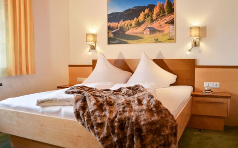 Kappl 635: Schlafzimmer, Bett, Zimmer, Möbel, Eigentum, Bettrahmen, Interior Design, Bedding, Suite, Bettdecke