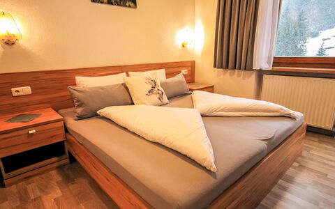 The Siegele: Holz, Möbel, Flooring, Interior Design, Bett, Fussboden, Schlafzimmer, Holzboden, Holzbeize, Bettrahmen