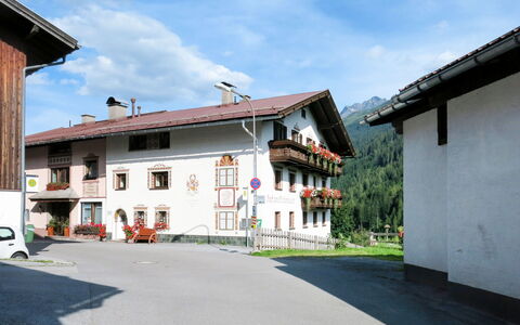 Sankt Anton am Arlberg 608: Wolke, Himmel, Pflanze, Gebäude, Fenster, Rad, Strassenbelag, Asphalt, Tür