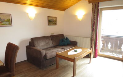 Hof am Schönbach 608.2: Möbel, Eigentum, Gebäude, Couch, Tabelle, Bilderrahmen, Komfort, Holz, Interior Design, Wohnzimmer