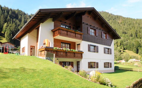 Gaschurn 612: Pflanze, Himmel, Gebäude, Eigentum, Fenster, Grün, Baum, Wolke, Natürliche Landschaft, Haus