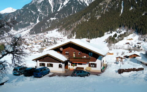 Gaschurn 612: Schnee, Berg, Himmel, Gebäude, Steigung, Haus, Hochland, Natürliche Landschaft, Terrain, Auto