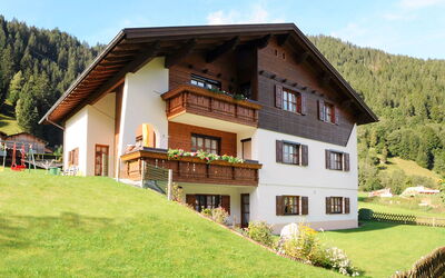 Gaschurn 612: Pflanze, Himmel, Gebäude, Eigentum, Fenster, Grün, Baum, Wolke, Natürliche Landschaft, Haus