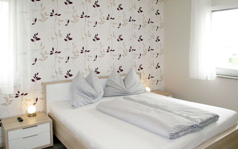 Donnerskirchen 605: Schlafzimmer, Bett, Matratze, Möbel, Zimmer, Weiss, Wand, Bettrahmen, Eigentum, Interior Design