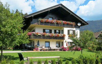 Arriach 606: Wolke, Himmel, Pflanze, Gebäude, Eigentum, Fenster, Baum, Grundstueck, Gras, Haus