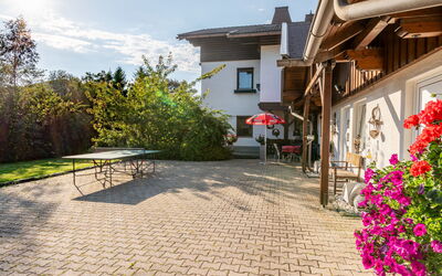 Feldkirchen in Kärnten 607: Pflanze, Himmel, Blume, Gebäude, Eigentum, Wolke, Strassenbelag, Fenster, Haus, Nachbarschaft