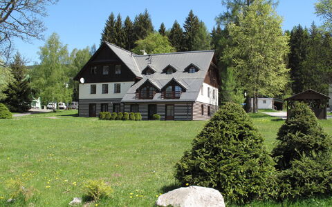 Harrachovka: Pflanze, Himmel, Eigentum, Gebäude, Baum, Natürliche Landschaft, Haus, Grundstueck, Gras, Hütte