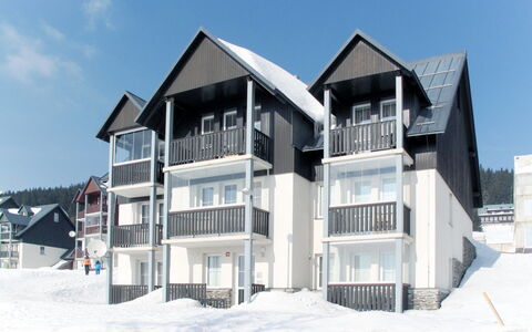 Horni Misecky 602: Himmel, Gebäude, Fenster, Haus, Schnee, Steigung, Urban Design, Fassade, Dach