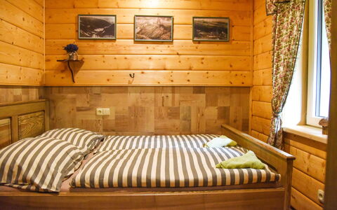 Pec Pod Snezkou 602: Möbel, Schlafzimmer, Bett, Zimmer, Bettrahmen, Eigentum, Interior Design, Bettdecke, Bedding, Holz