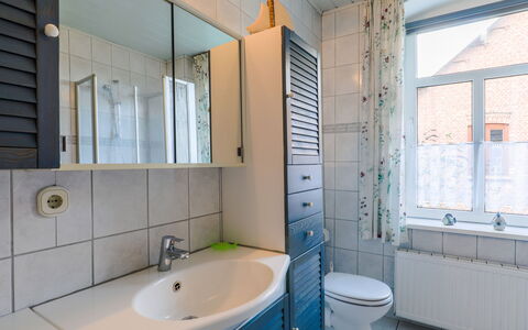 Wingst 640: Spiegel, Zapfhahn, Armatur, Sinken, Eigentum, Bad Sink, Badezimmer, Azurblau, Lila, Interior Design