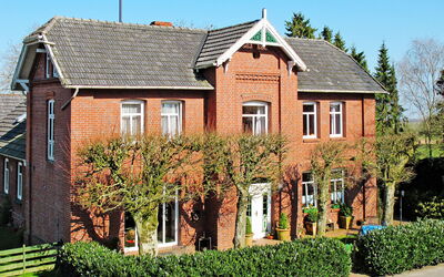Wingst 640: Pflanze, Himmel, Gebäude, Eigentum, Fenster, Baum, Haus, Grundstueck, Hütte, Gras
