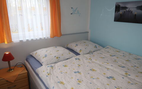 Otterndorf 663: Möbel, Gebäude, Fenster, Azurblau, Komfort, Holz, Textil, Vorhang, Bett