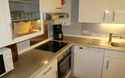 Osterende 663.3: Countertop, Cabinetry, Eigentum, Spüle, Möbel, Sinken, Küche, Küchengerät, Herd, Holz
