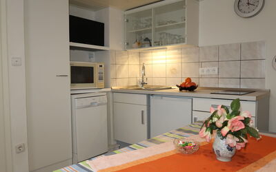 Osterende 663.1: Cabinetry, Countertop, Küche, Holz, Interior Design, Flooring, Herd, Sinken, Fussboden, Küchengerät