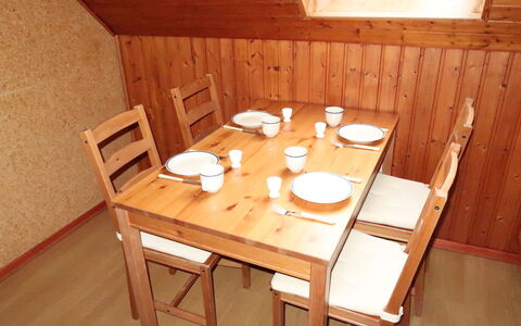 Horumersiel 609: Möbel, Tabelle, Geschirr, Holz, Dishware, Interior Design, Stuhl, Gebäude, Fussboden, Flooring