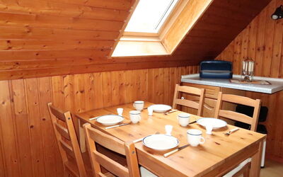 Horumersiel 609: Möbel, Tabelle, Eigentum, Stuhl, Holz, Beleuchtung, Interior Design, Geschirr, Gebäude, Holzbeize