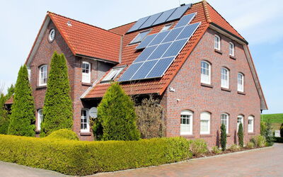 Friederikensiel 605: Pflanze, Gebäude, Himmel, Eigentum, Fenster, Baum, Haus, Grundstueck, Gras
