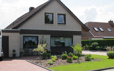 Christine: Pflanze, Gebäude, Himmel, Wolke, Eigentum, Fenster, Haus, Grundstueck, Tür, Gras
